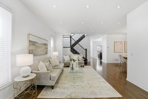 Photo 3 at 18 Kerr Lane, Bayview Northeast, Aurora