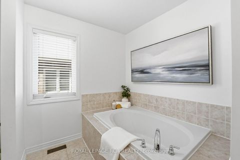 Photo 24 at 18 Kerr Lane, Bayview Northeast, Aurora