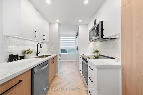 Photo 15 at 304 - 7 Townsgate Drive, Yorkhill, Vaughan