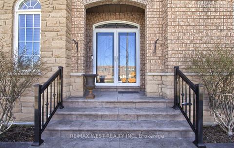 Photo 2 at 2 Sgotto Boulevard, Sonoma Heights, Vaughan