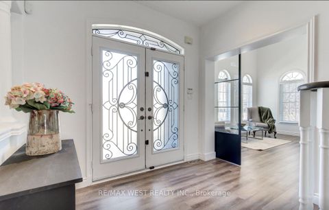 Photo 3 at 2 Sgotto Boulevard, Sonoma Heights, Vaughan