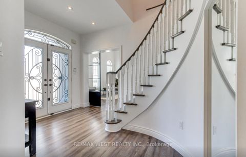 Photo 4 at 2 Sgotto Boulevard, Sonoma Heights, Vaughan