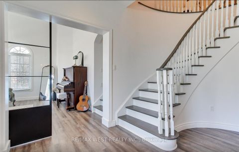 Photo 5 at 2 Sgotto Boulevard, Sonoma Heights, Vaughan