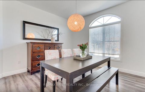 Photo 8 at 2 Sgotto Boulevard, Sonoma Heights, Vaughan