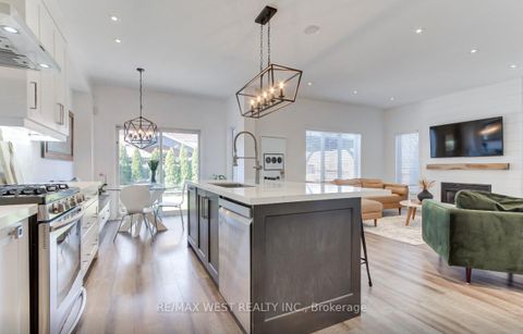 Photo 14 at 2 Sgotto Boulevard, Sonoma Heights, Vaughan