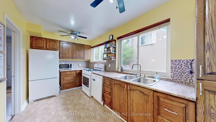 Photo 6 at 3392 Sonja Road, Malton, Mississauga