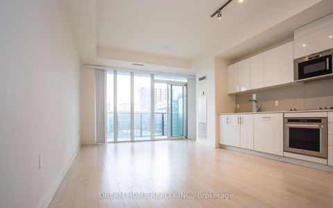 Photo 5 at 816 - 330 Richmond Street W, Waterfront Communities C1, Toronto