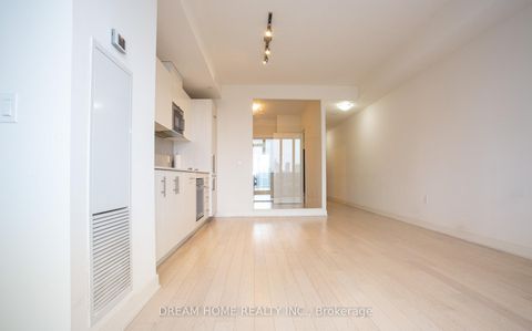 Photo 9 at 816 - 330 Richmond Street W, Waterfront Communities C1, Toronto