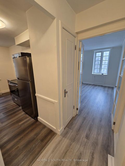 Photo 2 at 210 - 707 Eglinton Avenue W, Forest Hill South, Toronto