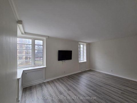 Photo 14 at 210 - 707 Eglinton Avenue W, Forest Hill South, Toronto