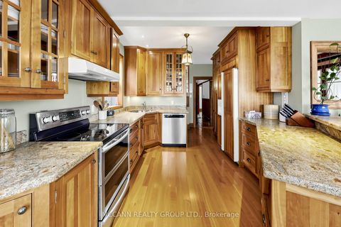 Photo 9 at 252 Sheldrake Boulevard, Mount Pleasant East, Toronto