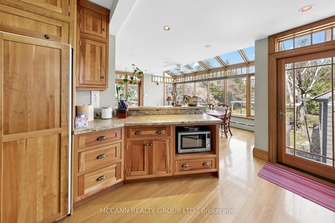 Photo 10 at 252 Sheldrake Boulevard, Mount Pleasant East, Toronto