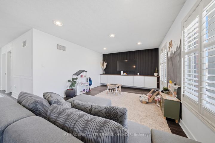 Photo 24 at 42 Delphinium Way, Northwest Sandalwood Parkway, Brampton