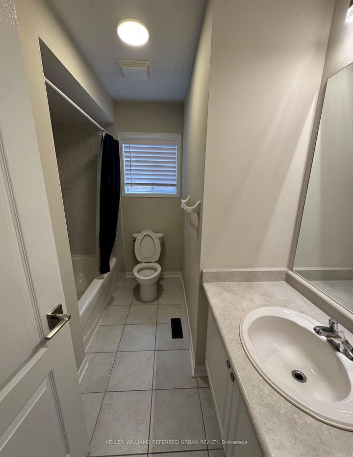 Photo 5 at 129 Dolce Crescent, Vellore Village, Vaughan