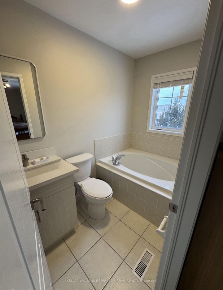 Photo 7 at 129 Dolce Crescent, Vellore Village, Vaughan