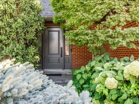 Photo 2 at 9 Temagami Court, Newtonbrook East, Toronto