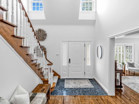 Photo 3 at 9 Temagami Court, Newtonbrook East, Toronto