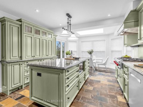 Photo 10 at 9 Temagami Court, Newtonbrook East, Toronto