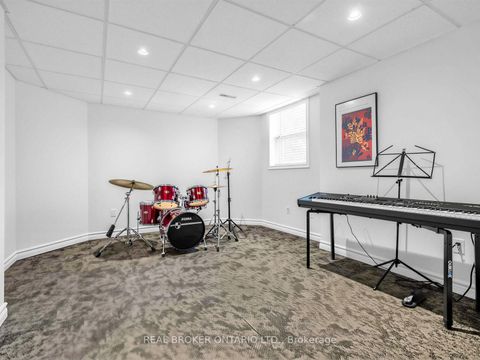 Photo 33 at 9 Temagami Court, Newtonbrook East, Toronto