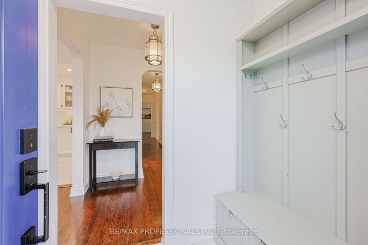 Photo 2 at 19 Sealcove Drive, Etobicoke West Mall, Toronto