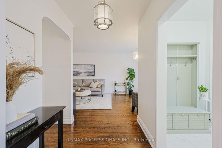 Photo 4 at 19 Sealcove Drive, Etobicoke West Mall, Toronto