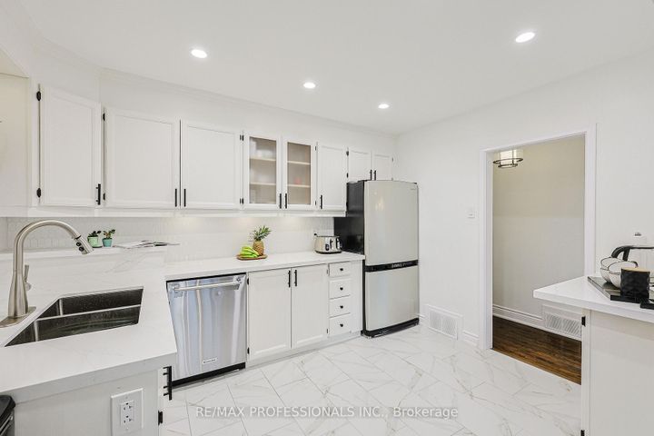 Photo 14 at 19 Sealcove Drive, Etobicoke West Mall, Toronto