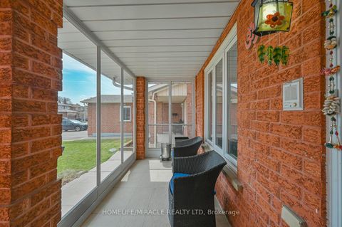 Photo 5 at 137 Minglehaze Drive, Jamestown, Toronto