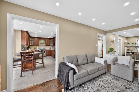 Photo 6 at 137 Minglehaze Drive, Jamestown, Toronto