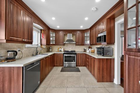 Photo 16 at 137 Minglehaze Drive, Jamestown, Toronto