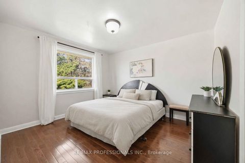 Photo 9 at 14 Dashwood Crescent, Beaumonde Heights, Toronto