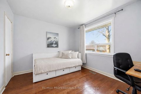 Photo 10 at 14 Dashwood Crescent, Beaumonde Heights, Toronto
