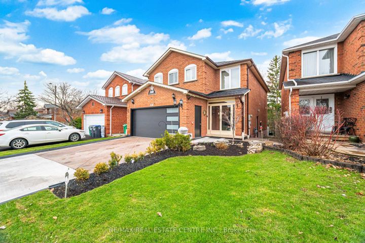 Photo 4 at 4616 Owl Circle, Hurontario, Mississauga