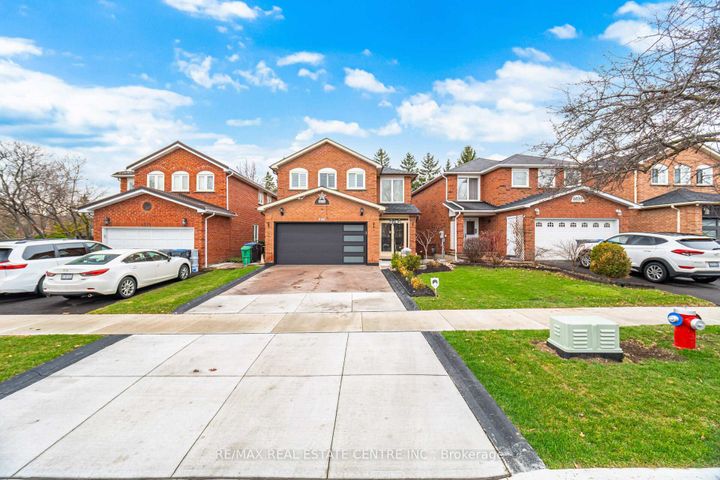 Photo 5 at 4616 Owl Circle, Hurontario, Mississauga