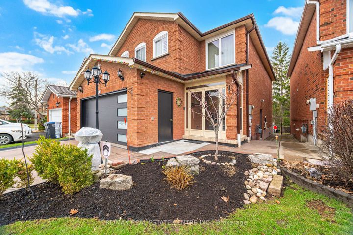 Photo 6 at 4616 Owl Circle, Hurontario, Mississauga