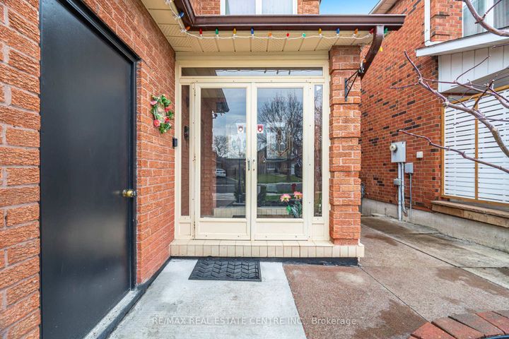 Photo 7 at 4616 Owl Circle, Hurontario, Mississauga