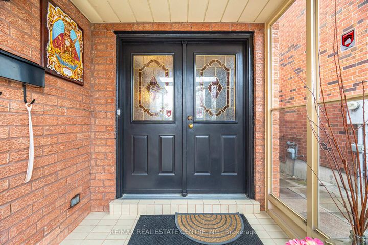 Photo 8 at 4616 Owl Circle, Hurontario, Mississauga