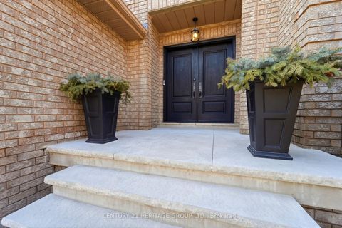 Photo 3 at 12 Lavinio Court, Maple, Vaughan