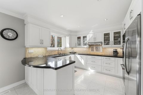 Photo 9 at 12 Lavinio Court, Maple, Vaughan