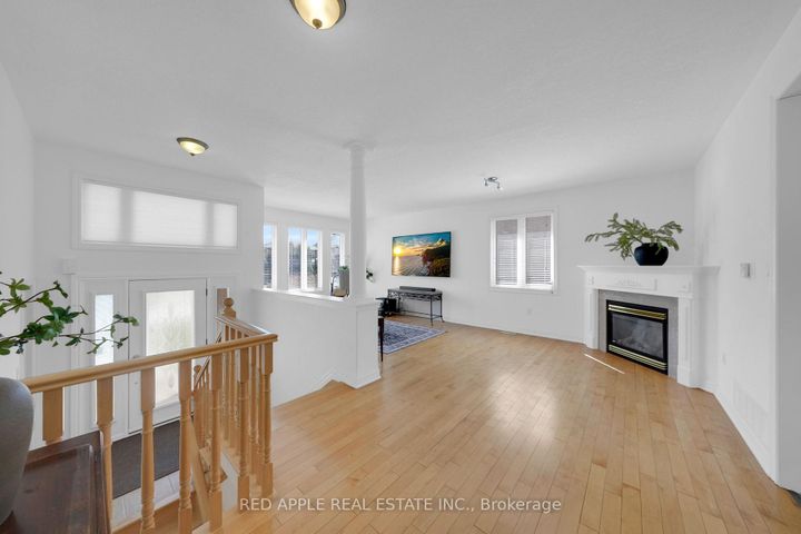 Photo 3 at 46 Bannerman Drive, Bradford, Bradford West Gwillimbury