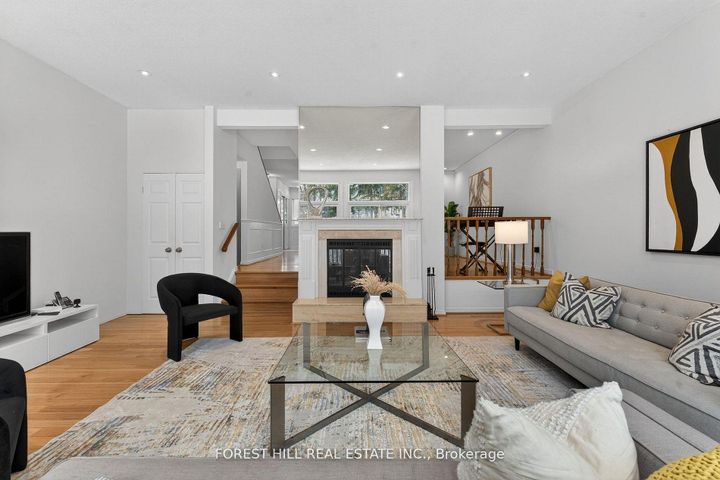 Photo 2 at 37 Rainbow Creek Way, Bayview Village, Toronto