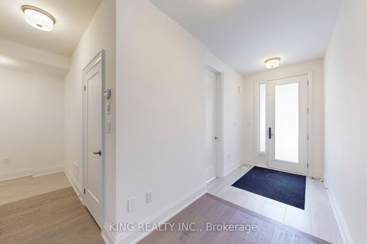 Photo 2 at 3320 Taha Gardens, GO Glenorchy, Oakville