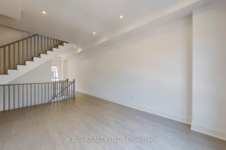 Photo 4 at 3320 Taha Gardens, GO Glenorchy, Oakville