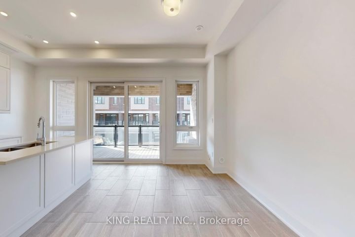 Photo 7 at 3320 Taha Gardens, GO Glenorchy, Oakville