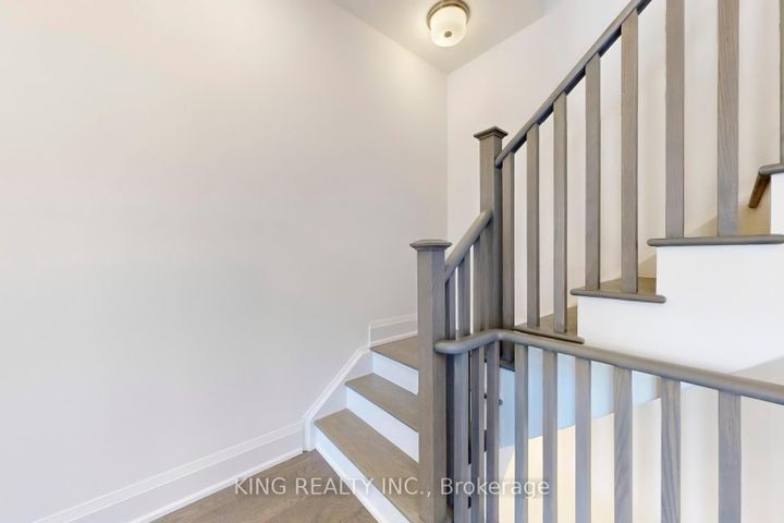 Photo 11 at 3320 Taha Gardens, GO Glenorchy, Oakville