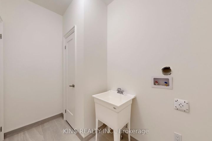 Photo 25 at 3320 Taha Gardens, GO Glenorchy, Oakville