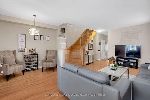 Photo 3 at 160 Carrier Crescent, Patterson, Vaughan