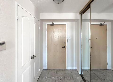 Photo 7 at 514 - 7 Townsgate Drive, Yorkhill, Vaughan