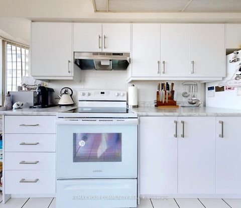 Photo 15 at 514 - 7 Townsgate Drive, Yorkhill, Vaughan