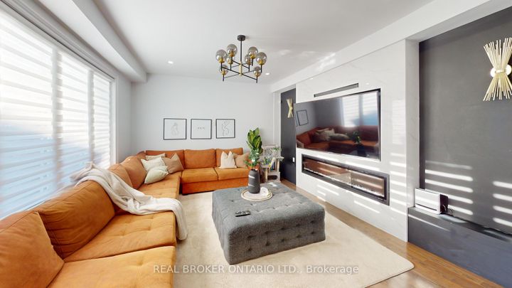 Photo 2 at 34 Kidd Street, Bradford, Bradford West Gwillimbury