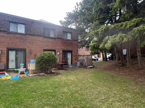 Photo 2 at 284 Sprucewood Court, L'Amoreaux, Toronto